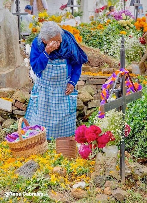 Celebração do “Dia dos Mortos” no cemitério da mítica cidadezinha de Tzintzuntzan, a capital do Império Purepécha, também conhecido como Pueblo Mágico, a 350 quilômetros da Cidade do México