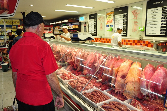 Dos nove grupos de produtos e serviços pesquisados, oito tiveram alta em setembro. A maior variação ocorreu em alimentação e bebidas, puxada pelo aumento do preço das carnes: 4,83%