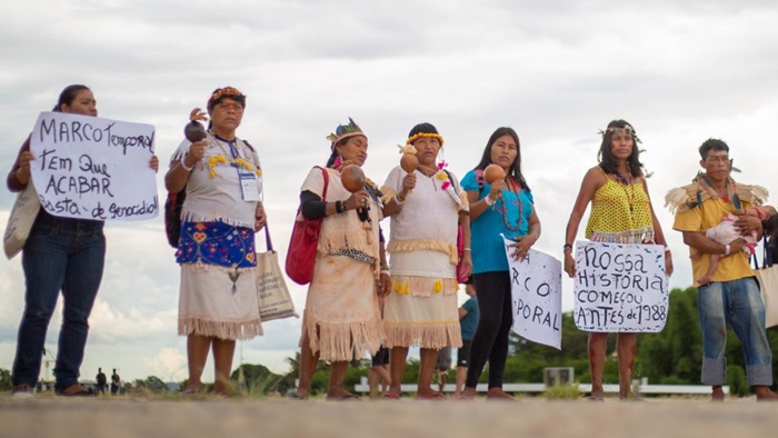 Mulheres Guarani Kaiowá protestam contra o marco temporal