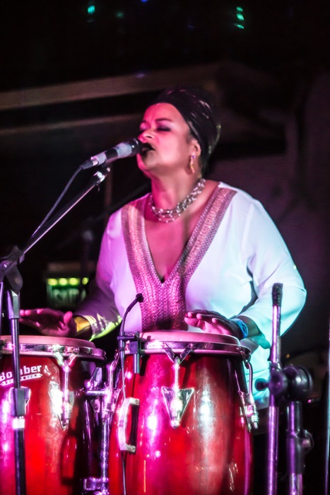 APRESENTAÇÃO MUSICAL: Nina Fola fará performance solo com tambores afro-gaúchos (sopapo e ilú) e berimbau. Também cantará músicas autorais e interpretará obras do cancioneiro popular