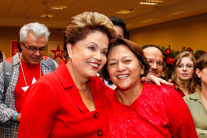Dilma Roussef, primeira mulher a presidir o país, cassada por um golpe de Estado em 2016; e Fátima Bezerra, única governadora eleita em 2018