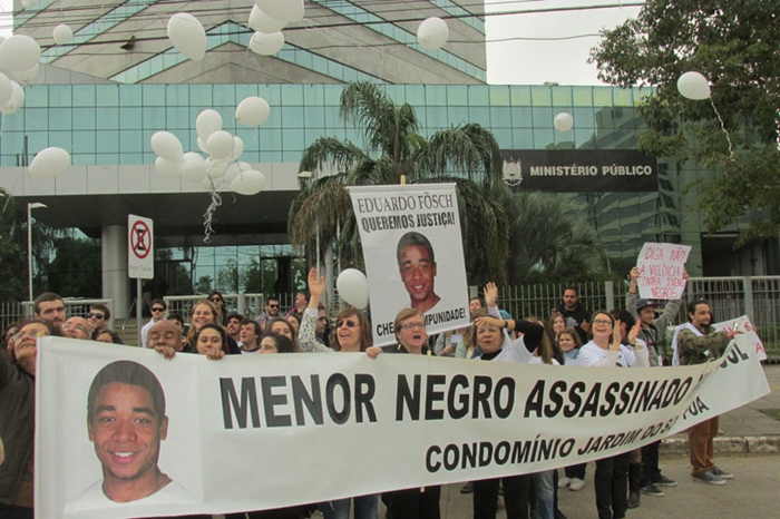 Manifestação de familiares em frente ao MP/RS em 2015 após reabertura das investigações que comprovaram assassinato