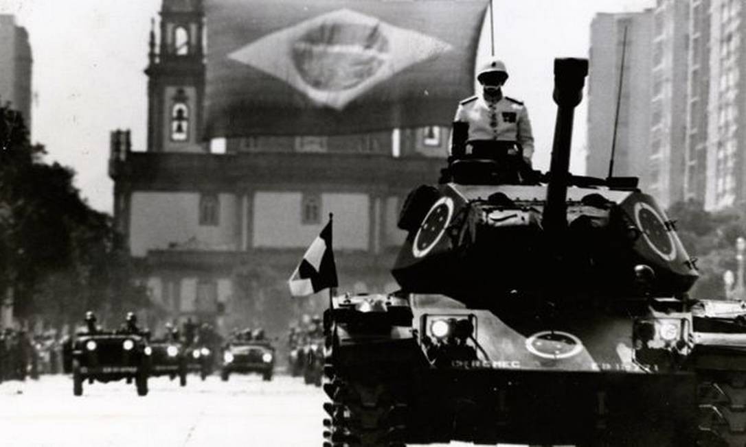 Desfile militar em 1972. Durante o governo Médici (1969-1974) as estruturas de repressão foram reforçadas altamente capilarizadas em toda a sociedade