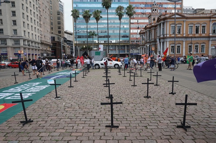 Cruzes no centro da capital gaúcha lembraram as vítimas da covid-19 e a omissão do governo federal no combate à pandemia