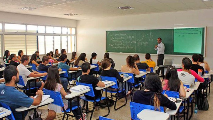 Parlamentares alertam para o risco de contágio na circulação de estudantes, professores e servidores das escolas 