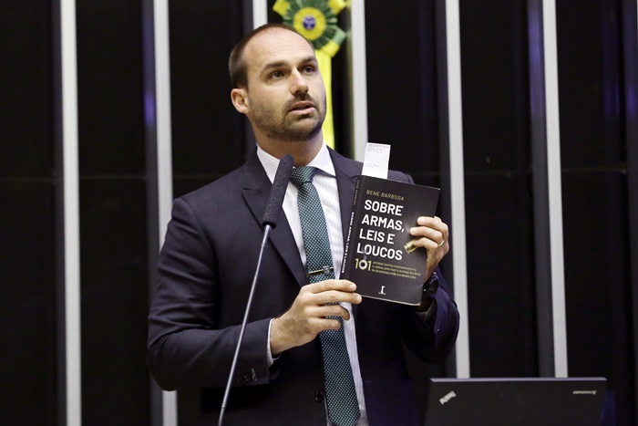 Obsecado por armas e violência, Eduardo Bolsonaro (PSL-SP) foi sentenciado pelo TJSP a pagar R$ 30 mil por disseminação de fake news e ofensas