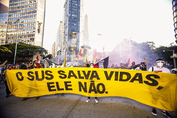 Atos a favor do impeachment de Bolsonaro lotaram as ruas de Belo Horizonte, com manifestações na Praça Afonso Arinos e na Pampulha