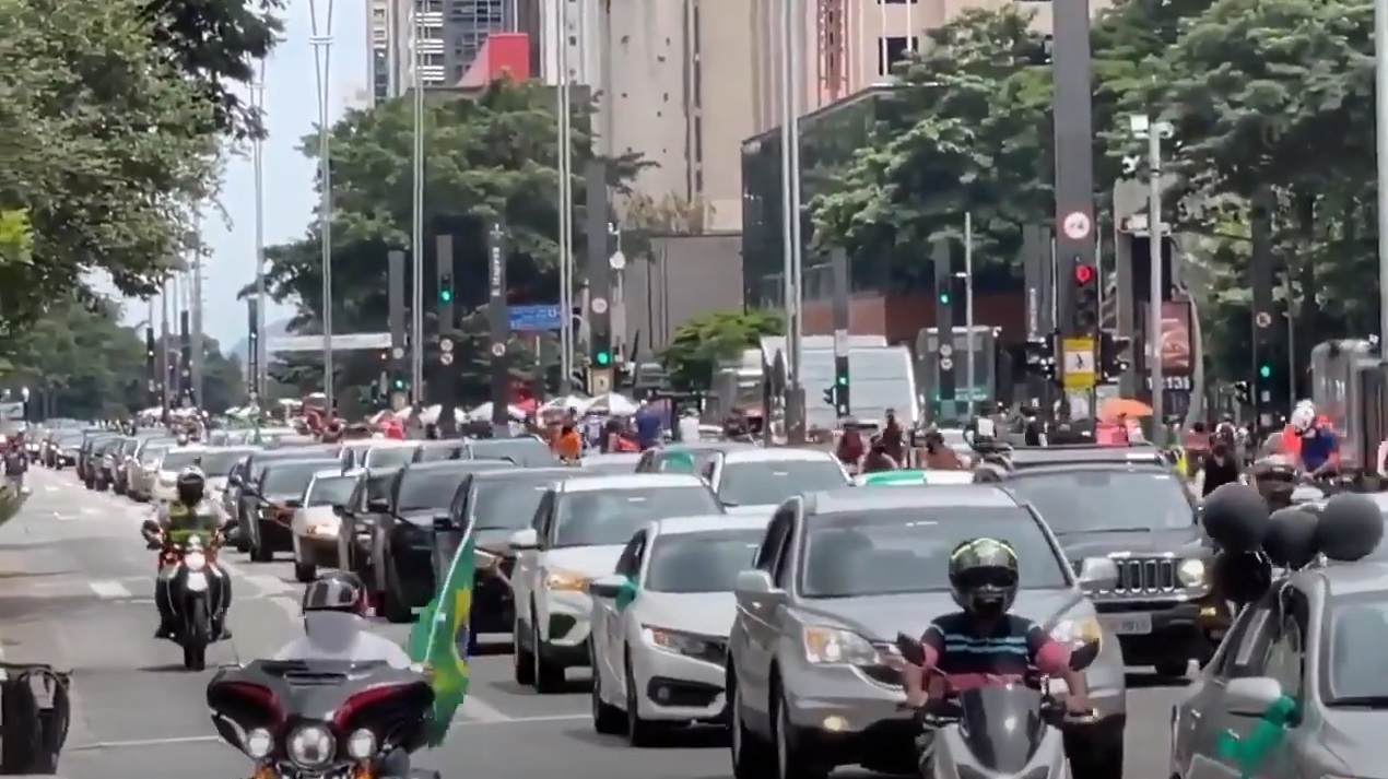 Alinhados com Dória e contra Bolsonaro, MBL e Vem pra Rua fizeram carreatas em cinco capitais no domingo, a maior delas na Paulista