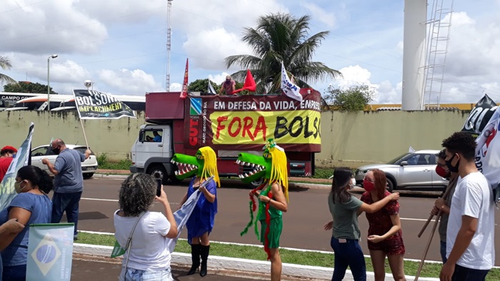 Manifestação pelo impeachmente e por vacinação ironizou Bolsonaro em Campo Gande, Mato Grosso do Sul 