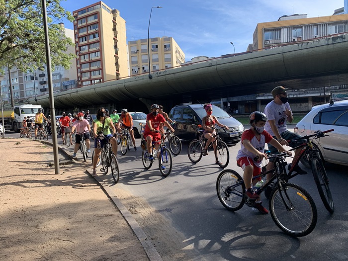 A capital gaúcha teve protesto com cruzes na sexta, bicicletada no sábado (foto) e carreata neste domingo