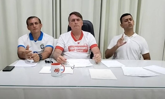 Além das lives informais que grava semanalmente para banalizar assuntos de Estado, Bolsonaro usou redes sociais para mais uma investida de negação da pandemia