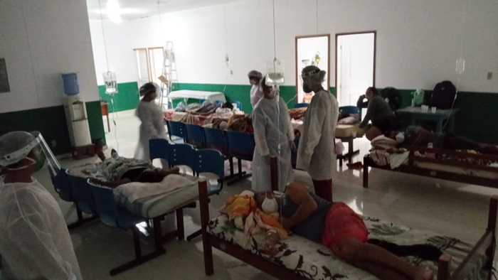 No município de Faro, no oeste do Pará, servidores improvisam macas com colchões na sala de espera da Unidade Básica de Saúde. Sete pessoas morreram no hospital municipal, que não tem UTI nem cilindros de oxigênios 