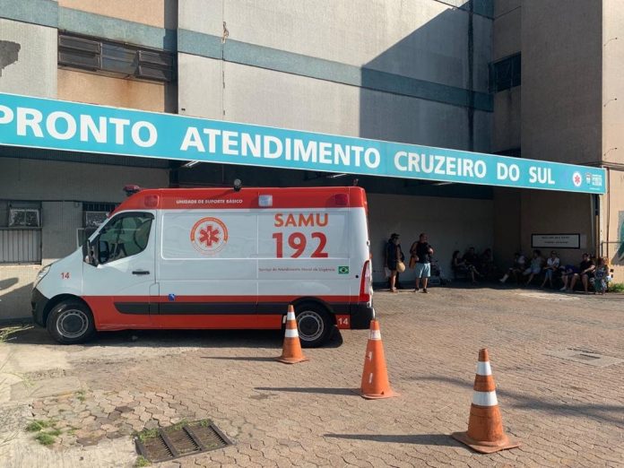 Profissionais da saúde fazem ato no Posto da Vila Cruzeiro, em Porto Alegre