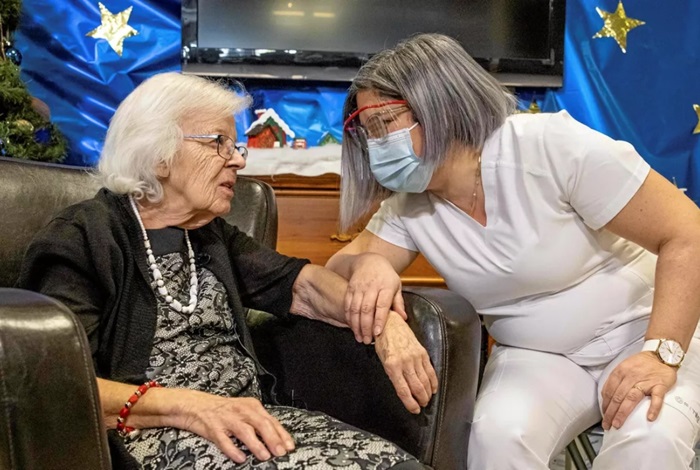 Gisèle Lévesque, 89 anos, primeira pessoa vacinada no Canadá, país que garantiu doses suficientes para imunizar sua população mais de cinco vezes