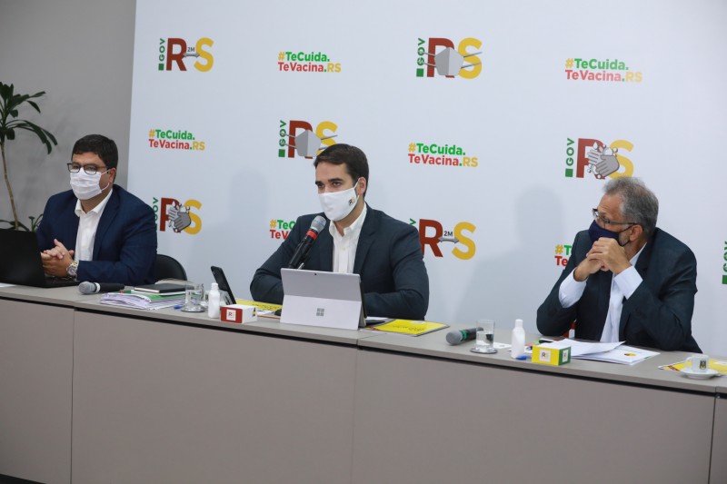 Governador Leite (ao centro) apresentou a proposta juntamente com os secretários Agostinho Meirelles (esq.) e Faisal Karam (dir)