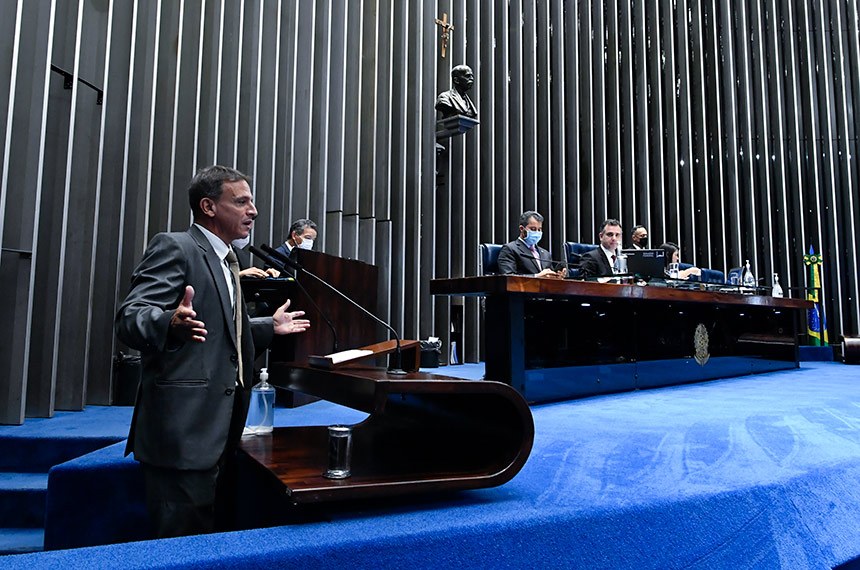 O relator, Marcio Bittar (Esq.), defende a PEC em sessão presidida por Rodrigo Pacheco (Mesa)