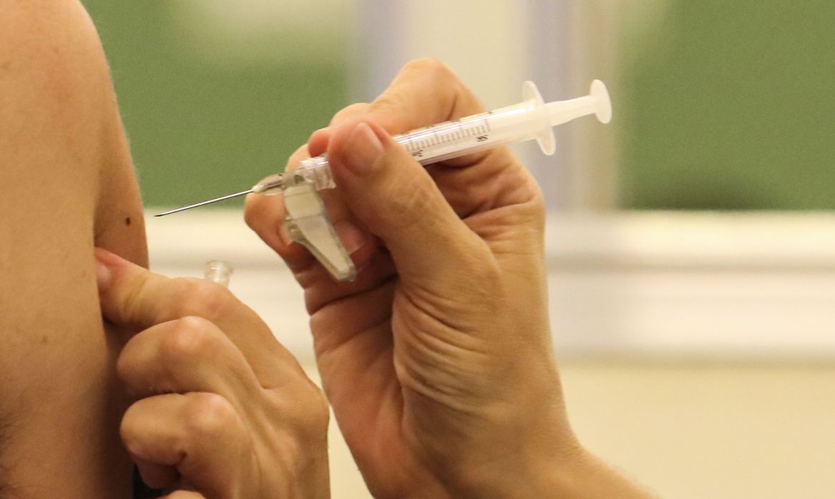 Pessoas com HIV/aids entram em grupo prioritário da vacina - Extra Classe