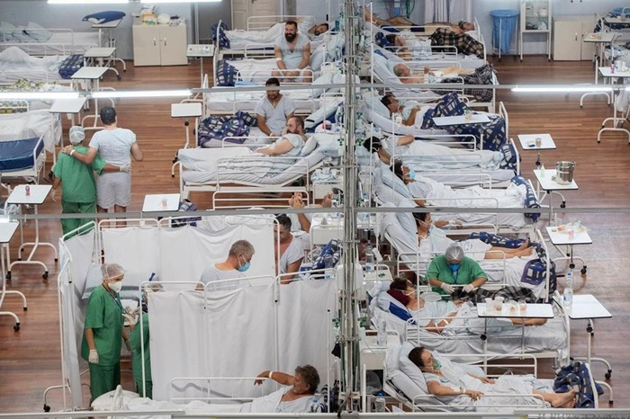 Hospital de campanha de Santo André, na Grande São Paulo: recursos para a saúde são menores no pior ano da pandemia