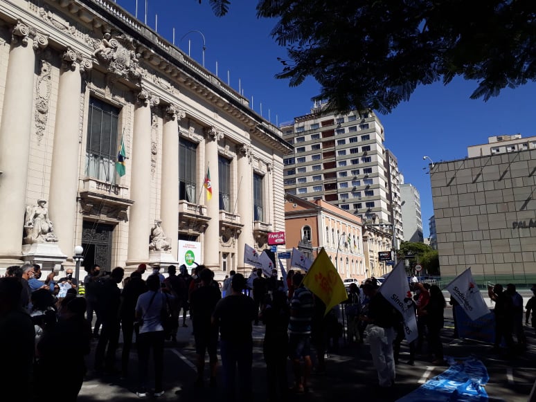 Protesto culminou na frente do Palácio Piratini
