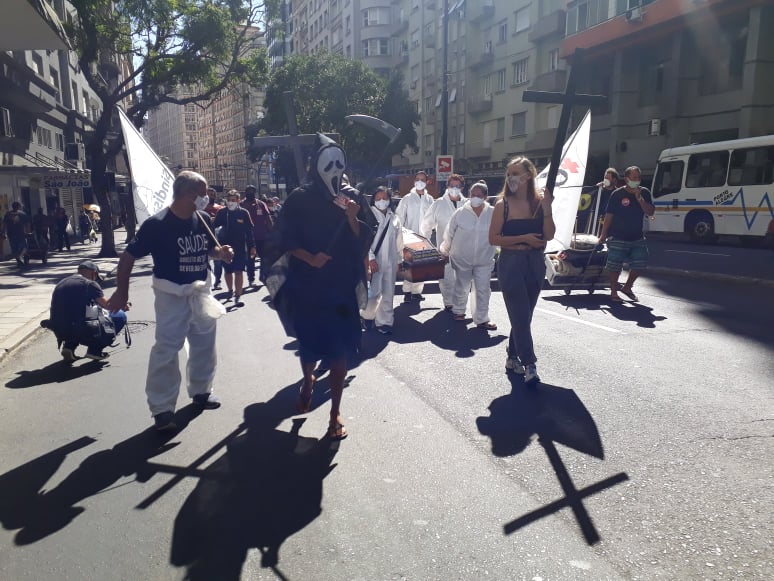 Marcha fúnebre foi da Prefeitura de Porto Alegre até a Praça da Matriz, onde ocorreu um novo ato em frente ao Palácio Piratini. 
