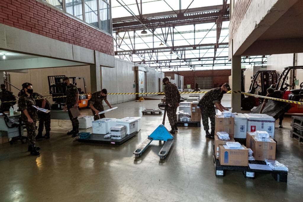 Exército faz a distribuição dos medicamentos do kit intubação aos hospitais