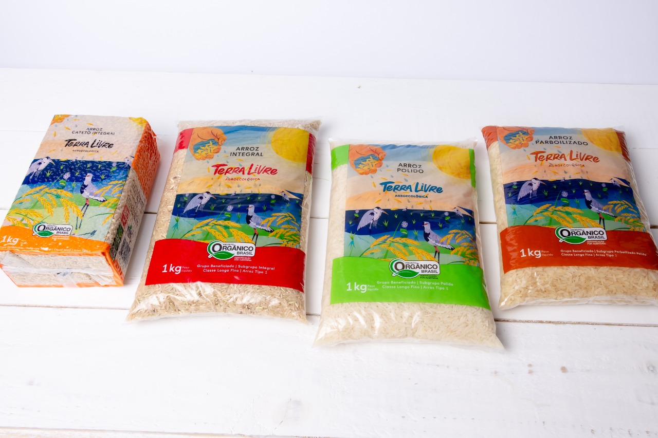 A Terra Livre Agroecológica oferece aos consumidores quatro opções de arroz: agulhinha integral, agulhinha polido, agulhinha parboilizado e cateto integral.