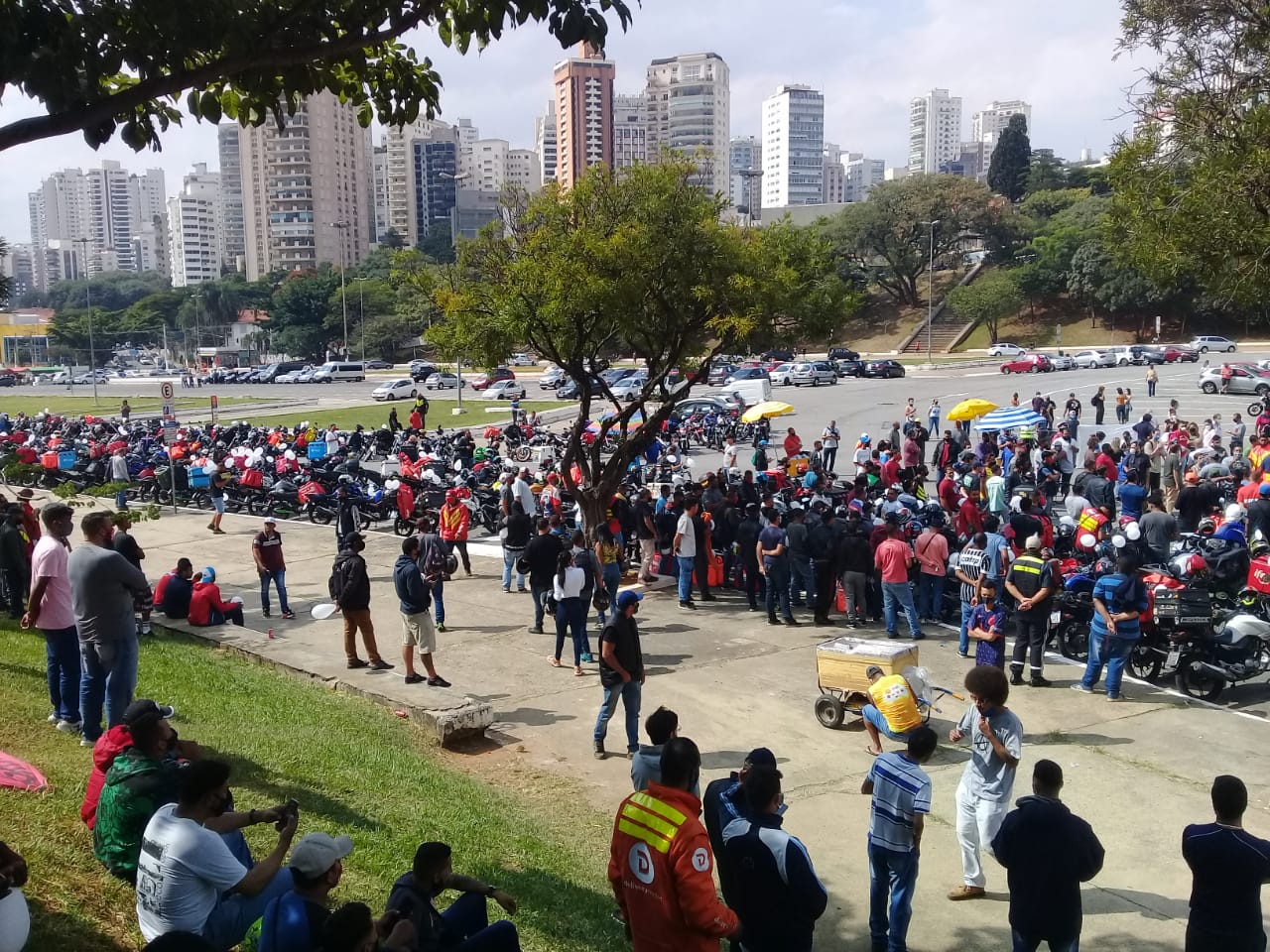 Professores e entregadores de aplicativos protestaram em frente ao Estádio do Pacaembu na tarde desta sexta-feira,16