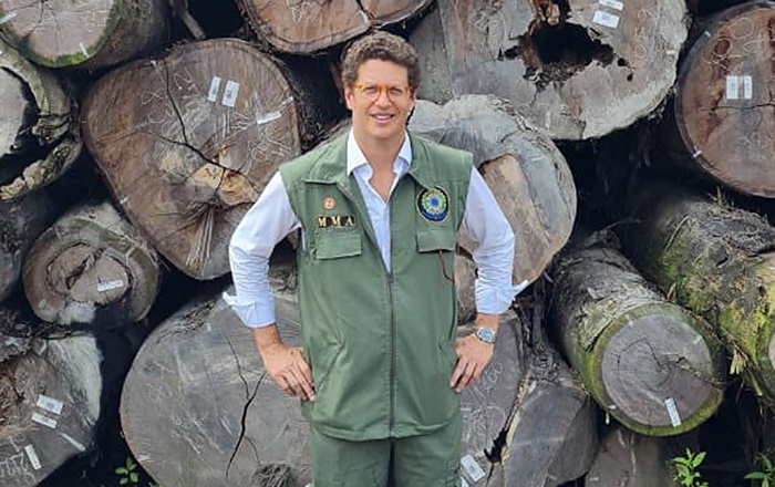 Ricardo Salles visitou o local de apreensão de 204 mil metros cúbicos de madeira em Cachoeira do Aruã, no Pará, numa tentativa de liberar a madeira ilegal para fazendeiros amigos. Ele foi denunciado pelo superintendente da PF no Amazonas, Alexandre Saraiva, que foi afastado por Bolsonaro