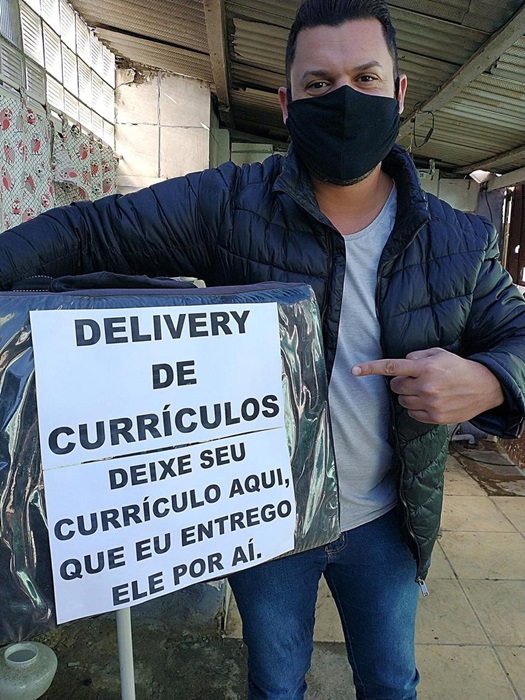 O servidor público Carlos D'Avila, de Porto Alegre, ajuda quem está procurando emprego recebendo e distribuindo currículos na capital gaúcha