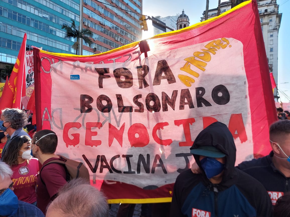 Milhares de manifestantes em Porto Alegre pedem a saída de Bolsonaro | Foto: Igor Sperotto