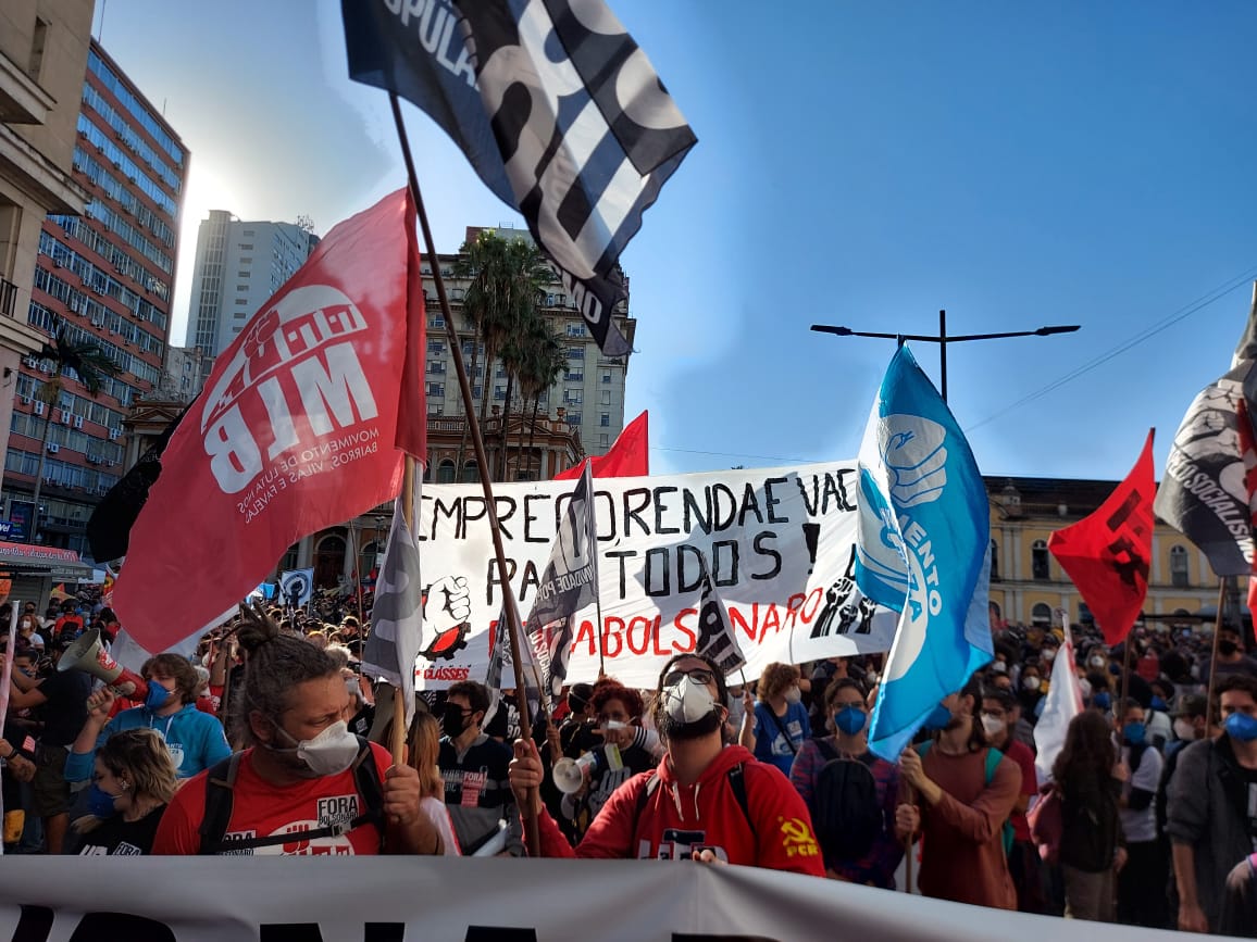 Milhares de manifestantes em Porto Alegre pedem a saída de Bolsonaro