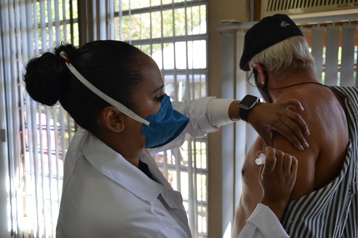 Após completar a imunização dos grupos prioritários, município completa vacinação de professores e servidores da educação infantil no próximo sábado