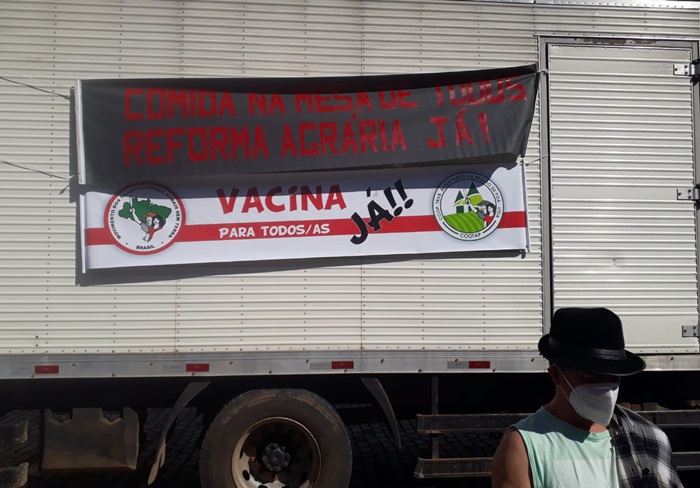 Caminhões do MST levaram 40 toneladas de gêneros dos assentamentos para a periferia de Porto Alegre e outras 15 toneladas para Pelotas e Cruz Alta
