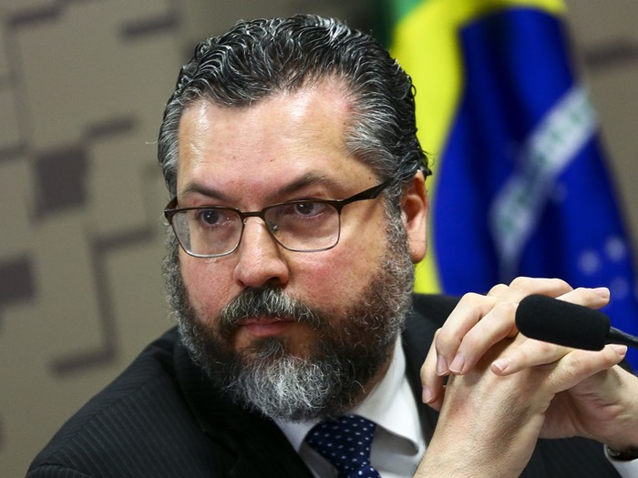O ex-ministro das Relações Exteriores, Ernesto Araújo, será interrogado sobre a falta de ação diplomática para a compra de vacinas e insumos contra a covid-19