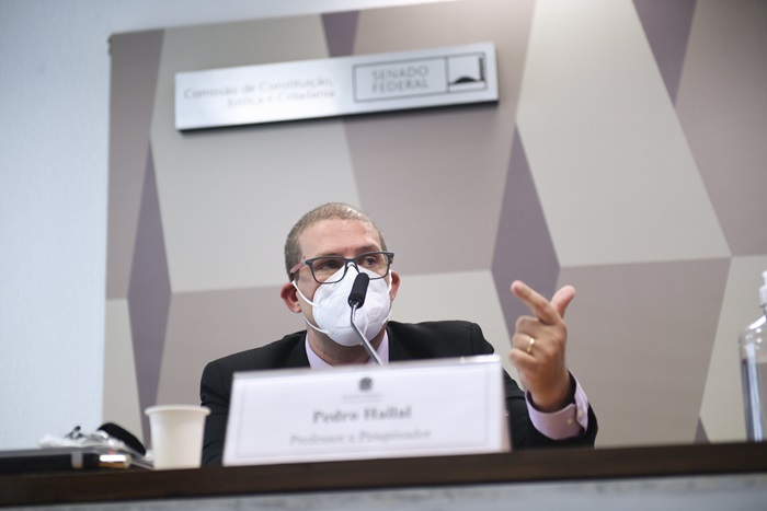 Para o epidemiologista e pesquisador da UFPel, Pedro Hallal, a falta de uma política de comunicação unificada foi um dos erros mais graves a ser investigado pela CPI: era necessário estimular o uso máscaras e evitar aglomerações