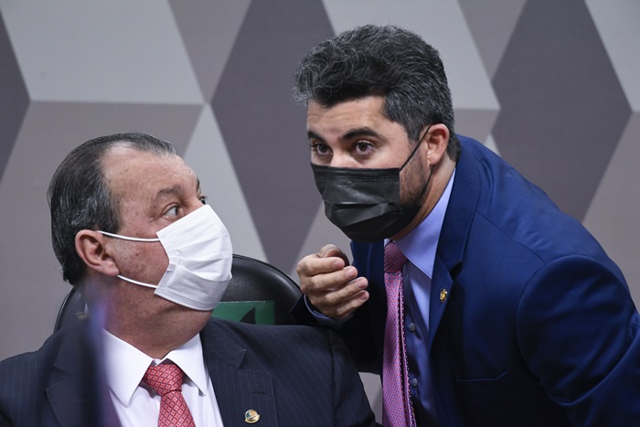 Artilharia: Marcos Rogério (DEM-RO) pressiona o presidente da CPI, Omar Aziz (PSD-AM) 