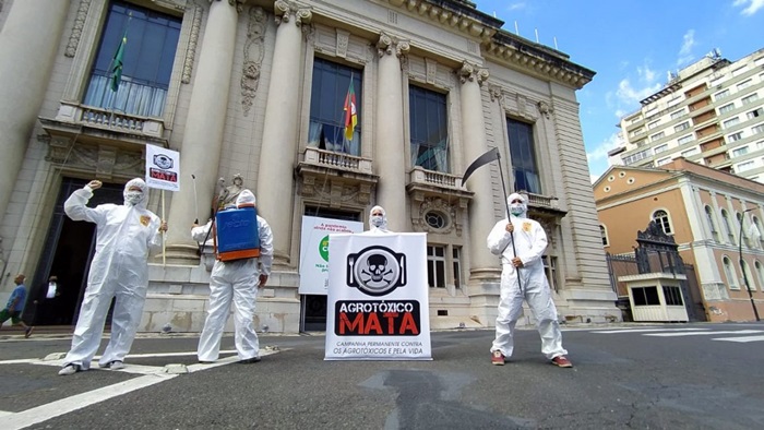 Manifestação da Frente Cidadã Contra os Agrotóxicos em frente ao Palácio Piratini, em 15 de dezembro de 2020, quando o governo enviou o PL do veneno para a Assembleia