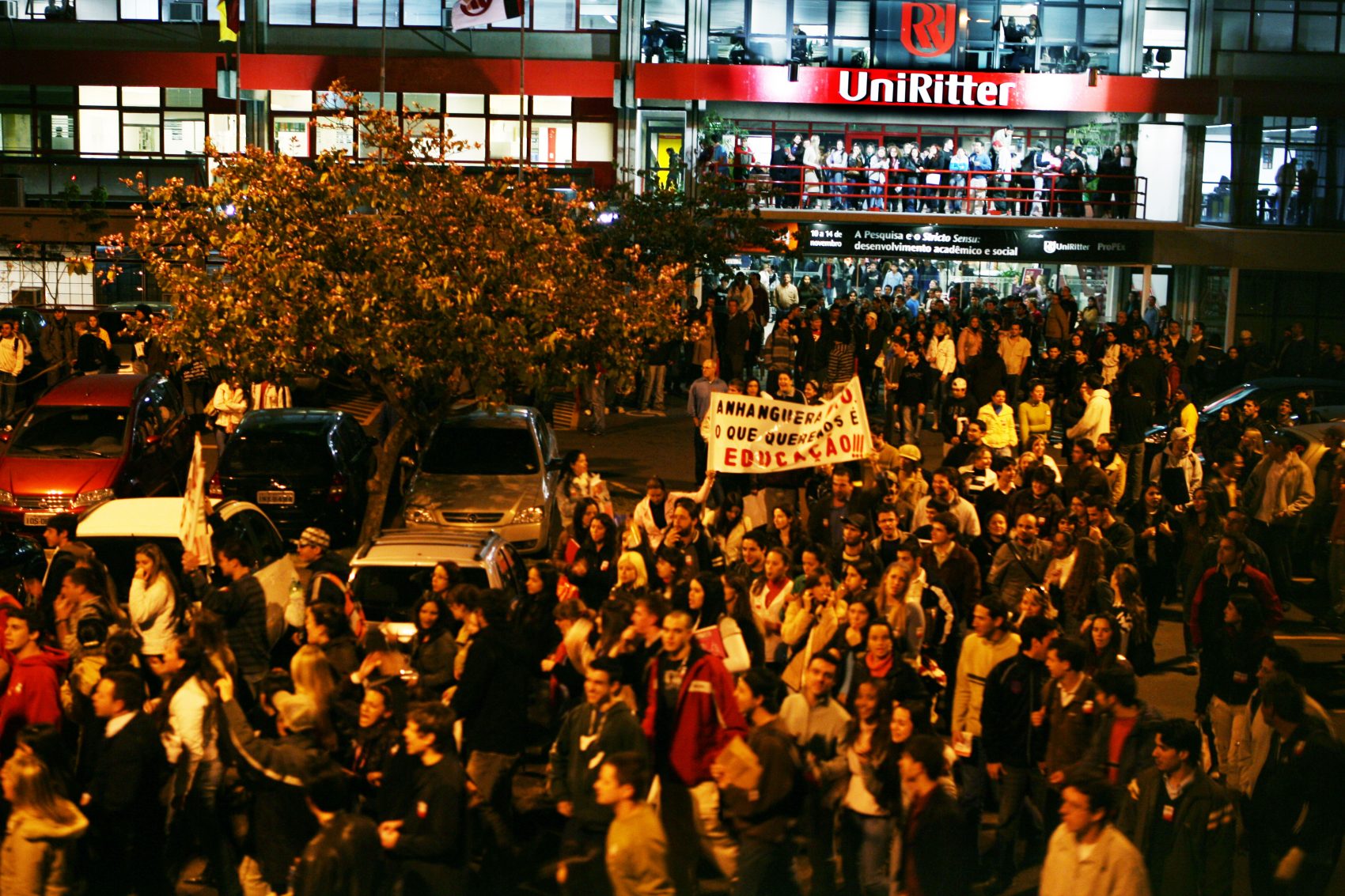 Em setembro de 2008, quando a UniRitter estava prestes a ser negociado com o Grupo Anhanguera, sindicatos, professores e estudantes protestaram contra a venda e a transação foi interrompida