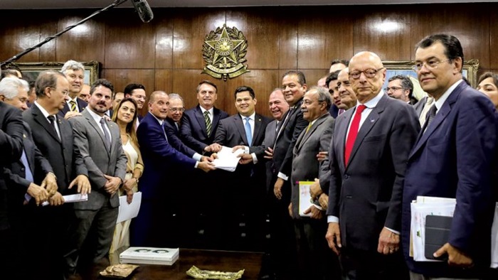 Pacote de maldades: ato de entrega do plano de reformas por Bolsonaro, Guedes e demais ministros, ao Congresso, em novembro de 2019