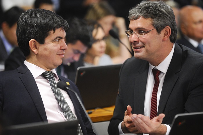 Randolfe Rodrigues (Rede-AP) e Lindbergh Farias (PT-RJ): oposição votou contra elevação do fundo de financiamento de campanhas