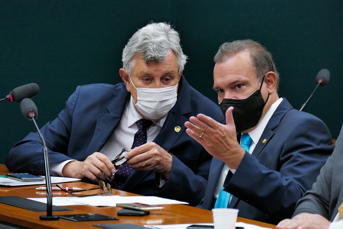 O senador gaúcho Luis Carlos Heinze (PP) e Wellington Fagundes (PL-MT), entre os parlamentares que aprovaram o projeto, apesar do discurso contra o financiamento público de campanhas