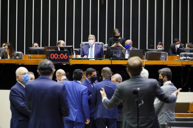 O presidente da Câmara, Arthur Lira (PP-AL) pretende aprovar rapidamente a PEC para que ela tramite no Senad