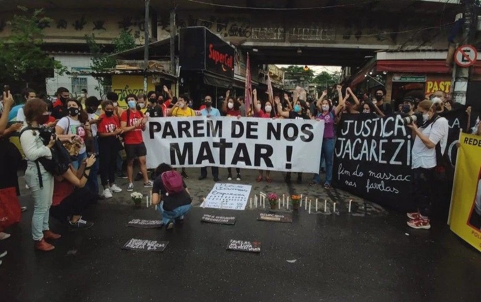 Manifestação de moradores da comunidade do Jacarezinho, no Rio de Janeiro, após operação da Polícia Civil em que 28 pessoas foram executadas em 6 de maio deste ano – em uma ação atribuída à guerra entre milícias