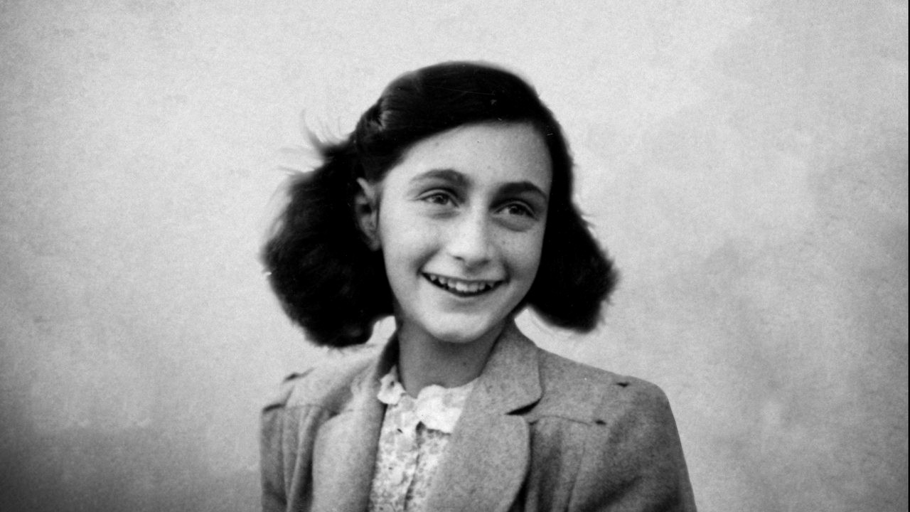 Anne Frank, depois do período de confinamento registrado em diário, foi capturada e transportada até o campo de concentração de Bergen-Belsen, falecendo de febre tifoide pouco antes da libertação do local, em 1945, quando tinha apenas 15 anos