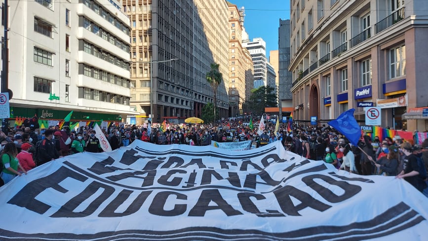 Organizadores estimam cerca de 50 mil no Centro Histórico de Porto Alegre