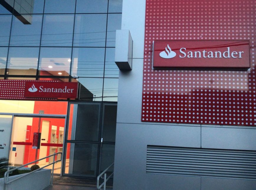 O Santander, por exemplo, criou uma empresa de telemarketing na Região Sul para atender a rede
