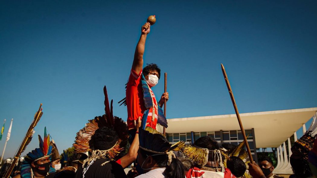 Em Brasília, lideranças indígenas acompanharam sessão do STF do lado de fora e avisam que se manterão mobilizados em agosto