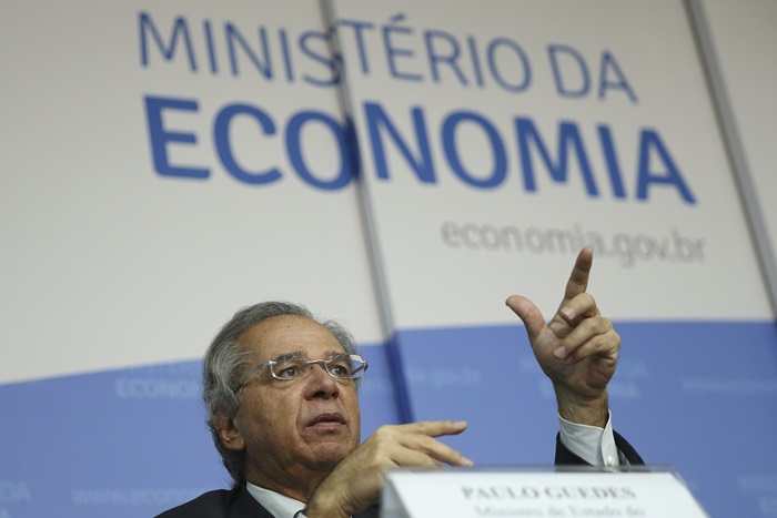 Em um Forum de supermercados, setor que mais fatura com a pandemia, o ministro Paulo Guedes sugeriu que os pobres sejam alimentados com as sobras da classe média 