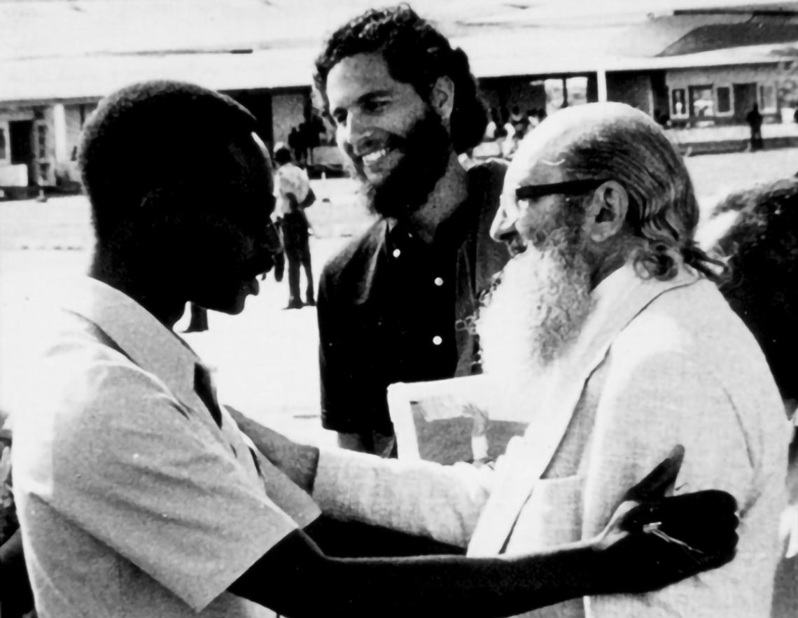 Durante a chegada em Guiné-Bissau, onde Freire desenvolveu projeto de alfabetização de adultos, na década de 1970