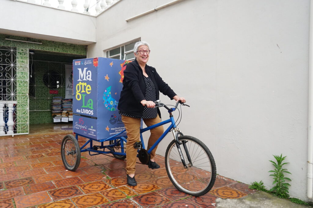 Sônia Zanchetta e a magrela dos Livros – bicicleta-biblioteca que distribui livros entre alunos de escolas próximas